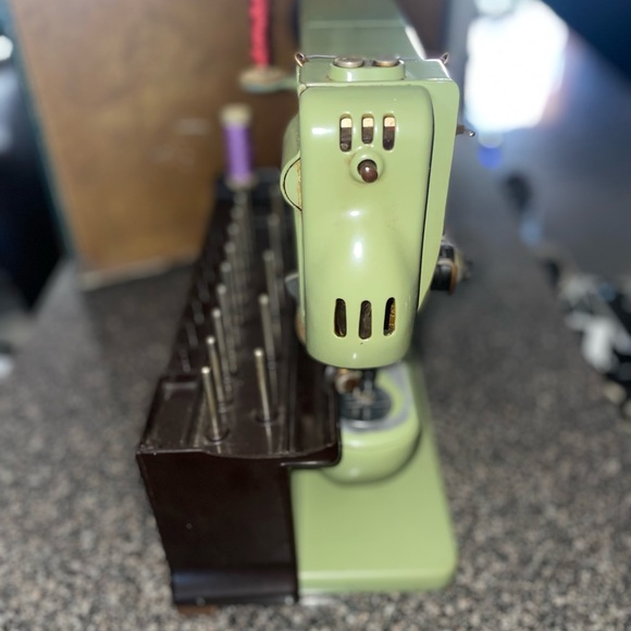 Bernina Sewing Machine 121 Green Excellent Working & Well Maintained W/ Extras - Picture 3 of 12
